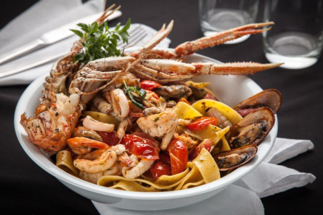 Pappardelle com frutos do mar, tomate cereja e cogumelos, é carro-chefe do Osteria Donna Lena. Foto: Fernando Zequinão/Gazeta do Povo.