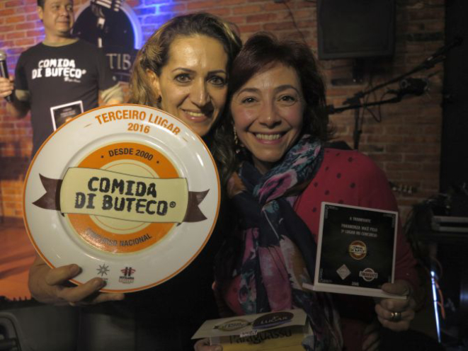 As proprietárias do Paraguassu, que conquistou o terceiro lugar na segunda edição do Comida di Buteco em Curitiba. Foto: Andrea Torrente/Gazeta do Povo.