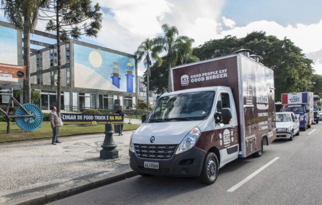 Cerca de 20 food trucks fizeram buzinaço em frente à Prefeitura de Curitiba. Foto: Letícia Akemi/Gazeta do Povo.