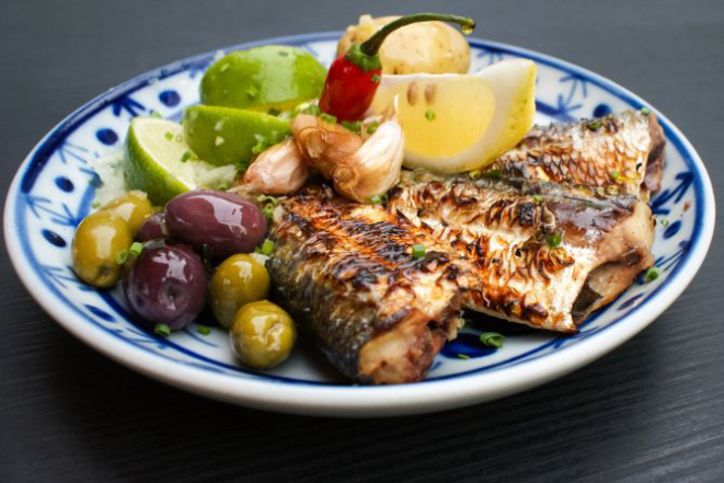 Sardinha na brasa (R$ 29), durante o gastronomia na calçada do Olivença. Foto: Yulan Cardoso.