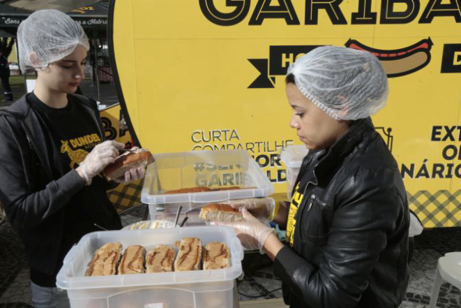 A equipe do Sr. Garibaldi prepara as vinas. Foto: Pedro Serapio/Gazeta do Povo.
