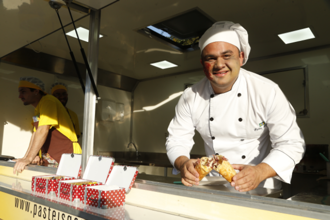 Pastel de carne seca com banana e requeijão (R$ 12, 22cm) do Pastéis Gourmet Famiglia Berno Food Truck. Na categoria gourmet há também o sabor calabresa com cheddar e cebola crispy. Os tradicionais saem por R$ 6. Foto: Hugo Harada/Gazeta do Povo