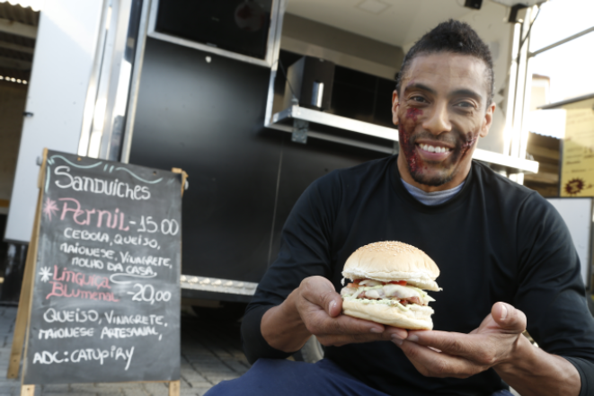 Sanduíche de linguiça blumenal (R$ 20) do Cara de Porco Focinho de Outro Food Truck. Por R$ 15, há a opção de sanduíche de pernil. Foto: Hugo Harada/Gazeta do Povo