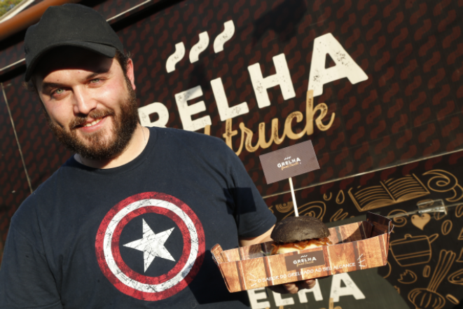 Sanduíche de pão preto (R$ X) do Grelha Food Truck. Foto: Hugo Harada/Gazeta do Povo