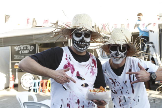 Hot dog Zombie (R$ 8) do Bistro DChef Machado, elaborado especialmente para o evento. Também no cardápio, Batata Suíça de carne de panela (R$ 21,90). Foto: Hugo Harada/Gazeta do Povo