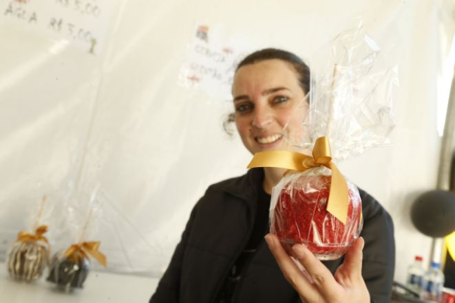 Maçã gourmet com cobertura de chocolate tradicional, chocolate branco e açúcar (R$ 10 a R$ 12). Foto: Hugo Harada/Gazeta do Povo