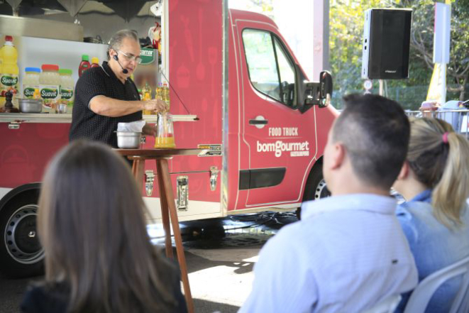 Aula-show com chefs no Truck Bom Gourmet são realizados todos os dias do evento.