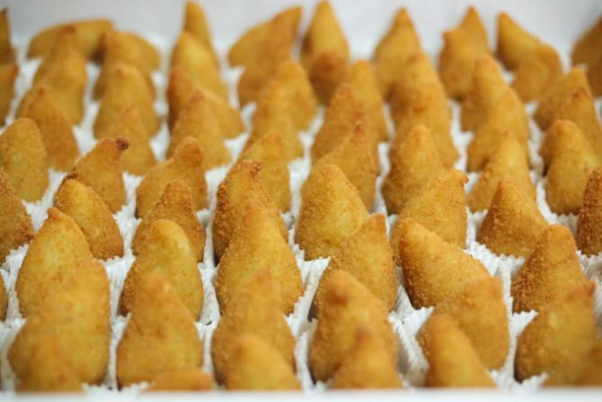 Coxinhas vegana da Doces e Cores. Foto: Isis Freitag/Divulgação.
