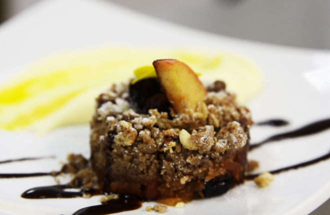 Ccrumble de maçã com creme de baunilha, criado por Carla Piovezan. Foto: Graciele Modesto/Divulgação.
