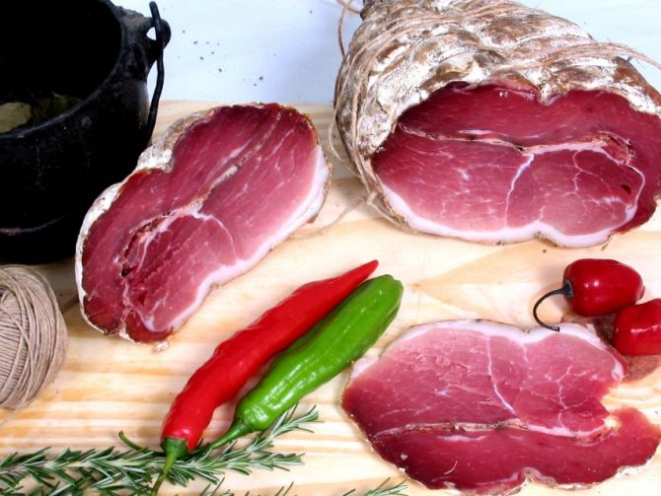 Culatello, feito com o múscula da perna do porco, é um dos embutidos mais nobres. Foto: Divulgação.