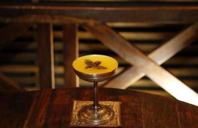 “King of Bongo” (Patrón Silver, pureé de manga com manjericação roxo e Cointrau), R$ 62.