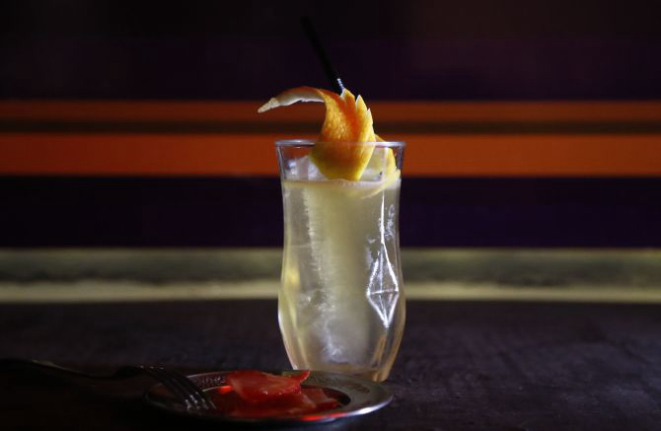 “Mississipi Lower Delta” (Wild Turkey, maçã, St. Remy, limão siciliano e morangos infusionados em Wild Turkey). Uma opção super fresca. Foto: Pedro Serápio.