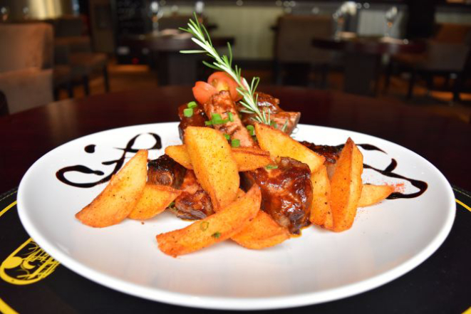 Costelinha com barbecue e batatas.