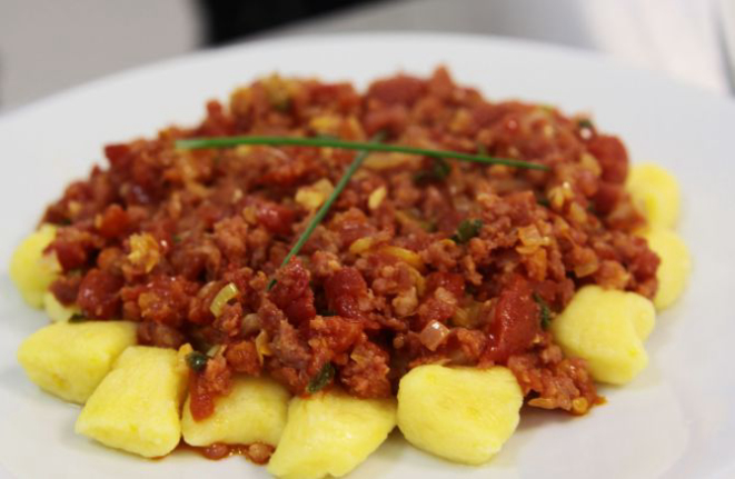 Gnocchi de batata baroa com molho de linguiça Blumenau preparado por Mellory Cecy da Silva. Foto: Graciele Modesto/Divulgação.