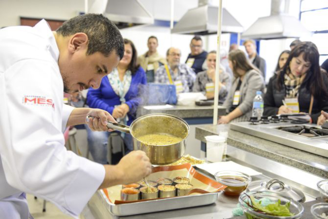 Chef peruano Marcos Espinosa em ação. Foto: Letícia Akemi/Gazeta do Povo.