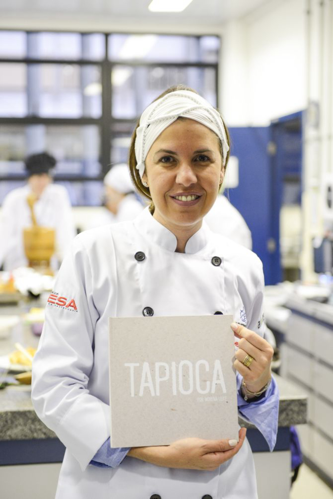 A chef Morena Leite com seu livro "Tapioca", que será lançado em setembro. Foto: Letícia Akemi/Gazeta do Povo
