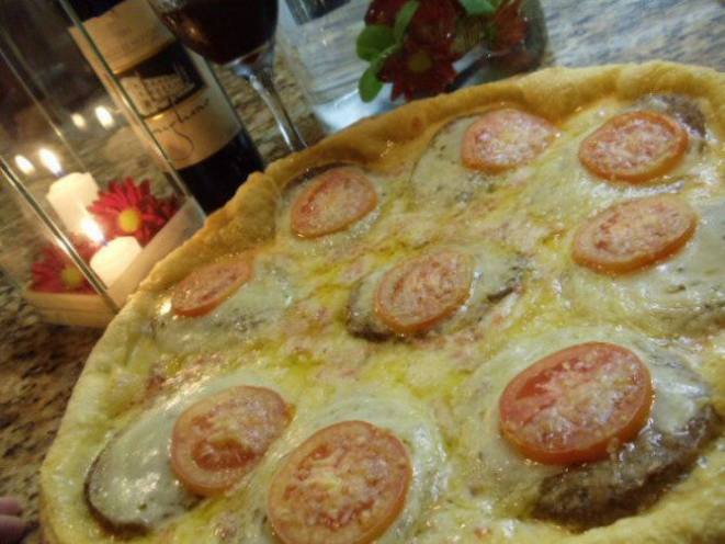 Na Pizzaria Faronela, o cliente pode pedir uma pizza de cheeseburguer. Foto: Divulgação