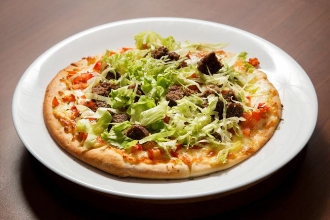 Pizza de X-Salada do Catanzaro. Foto: Patrícia Amâncio