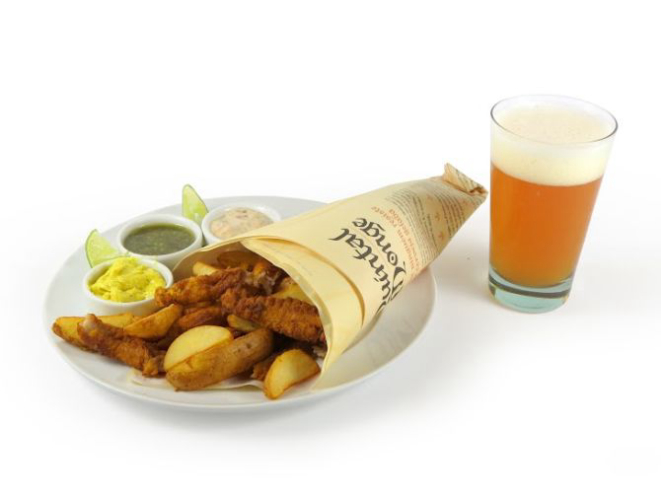 Porção de fish&chips com chope Weiss (R$ 30) servidos no Quintal do Monge durante o Festival de Inverno. Foto: Divulgação.