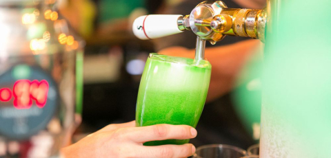 Pub de Curitiba faz St. Patrick’s Day fora de época com chopp verde