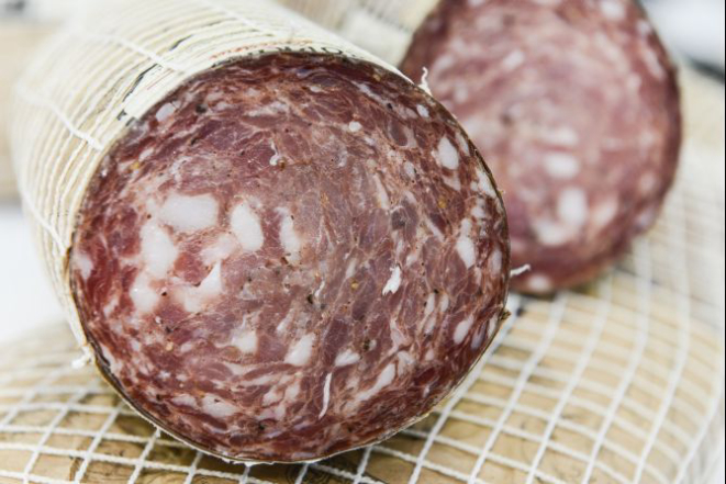 Soppressa, tipo de embutido parecido com o salame mas de calibre maior e especiarias diferentes. Foto: Letícia Akemi/Gazeta do Povo.