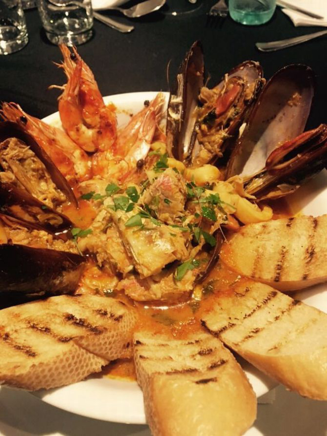 Sopa de camarão, lula, marisco, carne de siri servida com bruschetta. Foto: divulgação