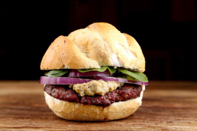 Sanduíche do Celeiro Hamburgueria: pão francês, hambúrguer de picanha, molho gorgonzola, cebola roxa e rúcula. Foto: Guilherme Alves/Divulgação