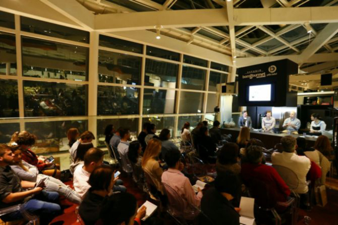 Primeiro encontro promovido pelo Bom Gourmet e UFPR teve a sala lotada. Foto: Hugo Harada/Gazeta do Povo.