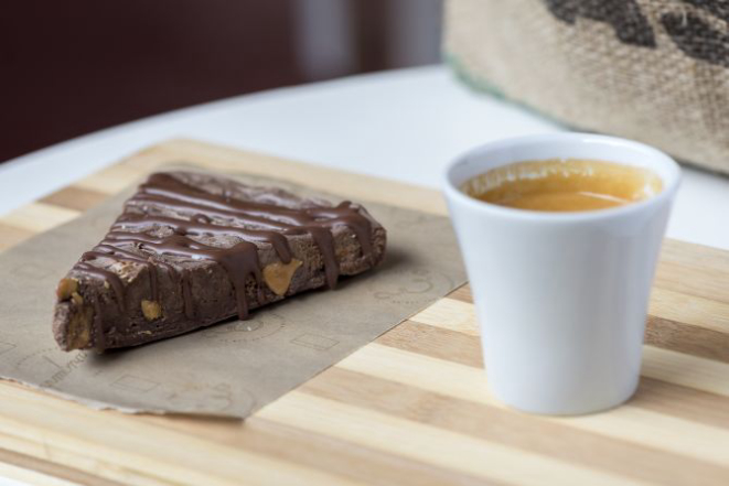 Para acompanhar os cafés e as bebidas tem várias sobremesas como o fudge de chocolate meio amargo (R$ 10). Foto: Fernando Zequinão/Gazeta do Povo.