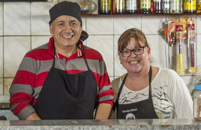 Rodrigo Domingues e Ledi Godinho há 15 anos na frente do Dom Rodrigo. Foto: Lineu Filho/Gazeta do Povo.