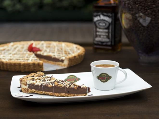Combo do Empório Muf’s Café Batel vem com expresso duplo com uma fatia de torta trufada de Jack Daniels (R$ 14,90). Foto: Luiz César Mello Junior/ Divulgação