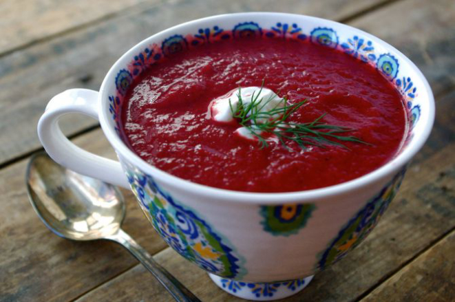 Barszcz burakowy (caldo de beterraba), uma das receitas que serão ensinadas na aula-show. Foto: Divulgação
