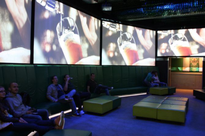 Painel com propagandas da marca.