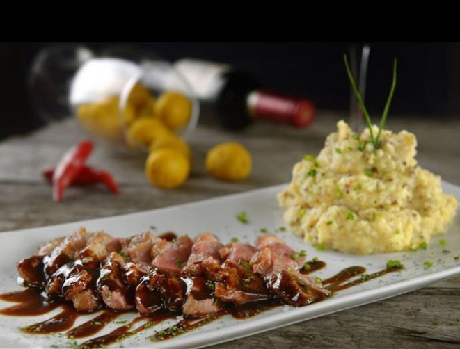 Magret ao molho de cerveja com purê de batata doce.