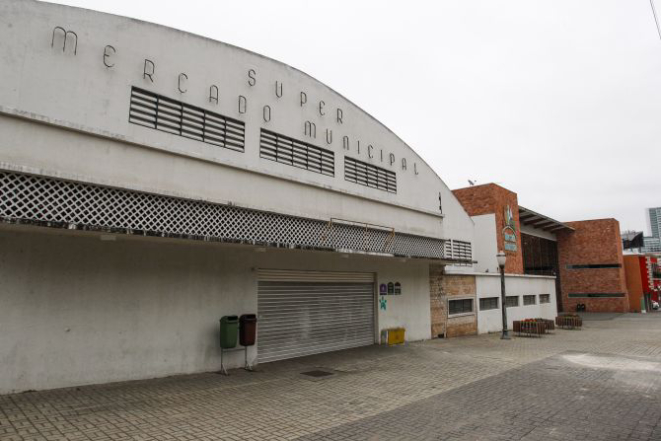 Fachada do Mercado Municipal de Curitiba remonta ao fim da década de 1950. Foto: Daniel Castellano/Gazeta do Povo