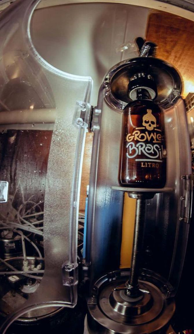 Antes de encher o growler de chope, gás carbônico é adicionado à garrafa no sistema chamado de contrapressão. Foto: Alberto Cardozo/Divulgação.