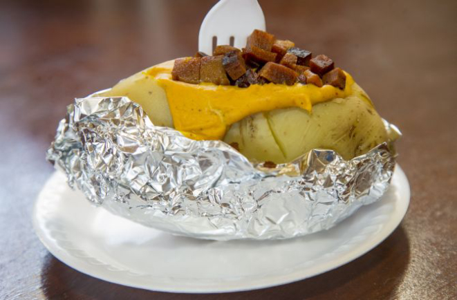 Batata recheada com creme de castanhas e cenoura e "bacon" de glúten. Foto: Hugo Harada/Gazeta do Povo