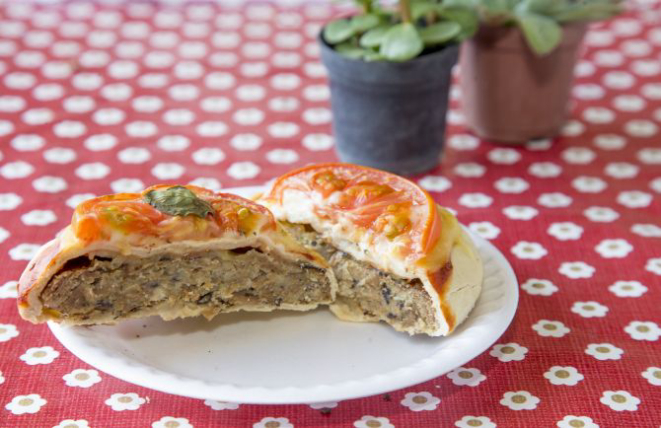 Pizzaburguer feito pelo Faz pra Fora. Foto: Hugo Harada/Gazeta do Povo