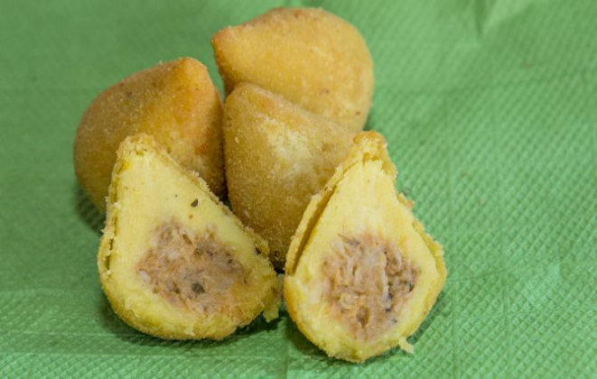 Coxinhas de jaca verde cozida e desfiada do Zanquetta Alimentos Congelados. Foto: Hugo Harada/Gazeta do Povo