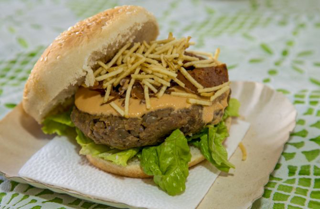 "O-grão", sanduíche feito pela Fejón Cozinha Vegana que combina hambúrguer de lentilha, linguiça de glúten, batata palha e mais ingredientes veganos. Foto: Hugo Harada/Gazeta do Povo
