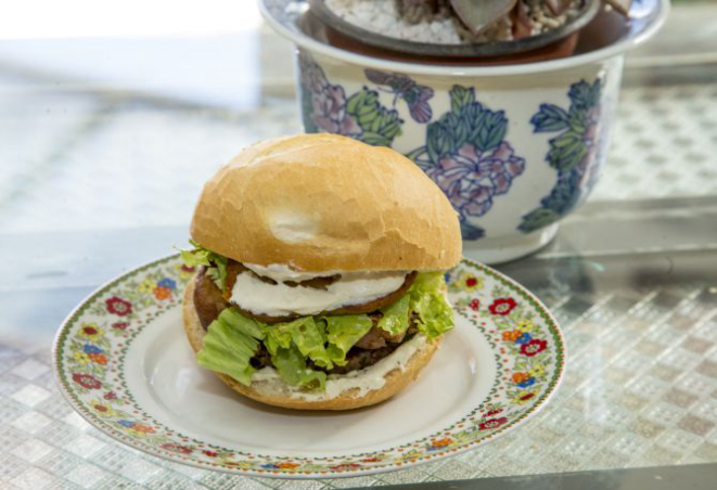 X-Egg Veg Bacon do Armazém VegAninha, que tempera o tofu defumado com sal negro do Himalaia para lembrar ovo. Foto: Hugo Harada/Gazeta do Povo