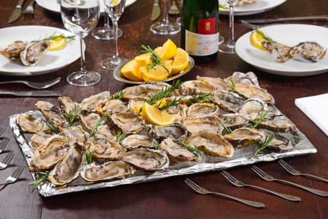 Porção grande de ostras naturais.