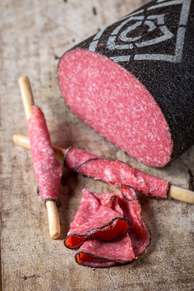 A capa é revestida por uma camada de pimenta-do-reino preta e branca. Foto: Fernando Zequinão/Gazeta do Povo.