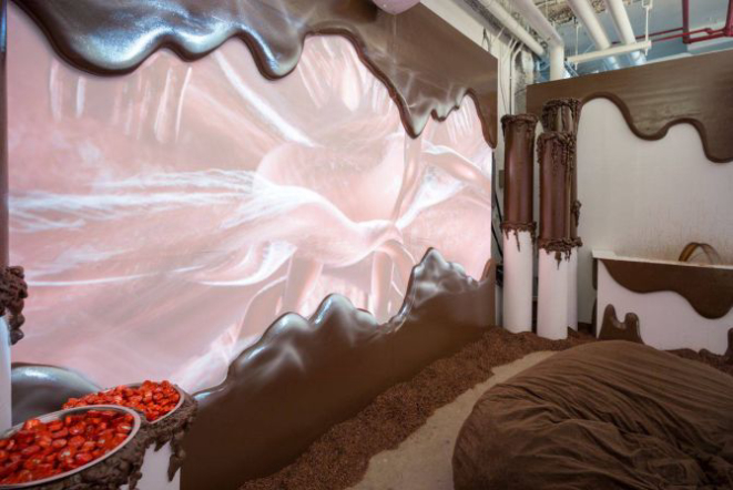 O quarto com tema "chocolate".