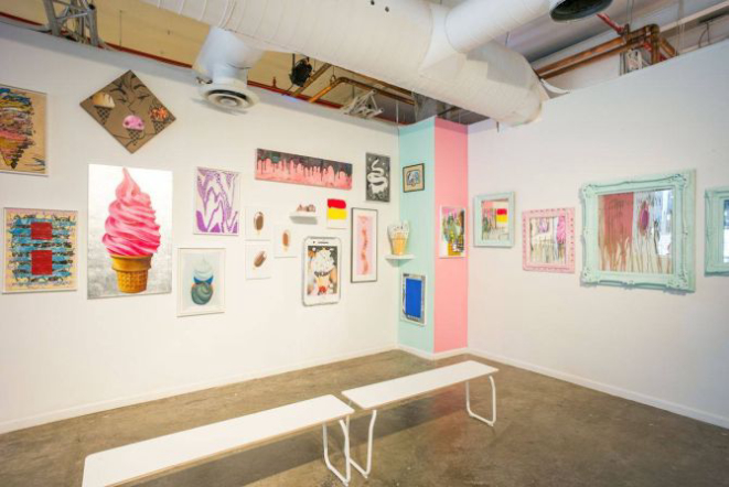 Ilustrações e esculturas de sorvetes estampam as paredes do local.