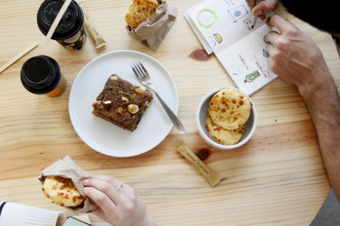 Na Tasty Salad Shop, o pão de queijo é feito com tapioca. Foto: Patricia Lion/ Gazeta do Povo