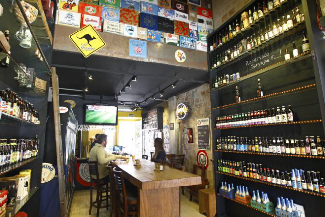 Com a mudança de perfil dos lojistas, o Templo da Cerveja deixou de ser uma loja de cerveja e se tornou um pub. Foto: Antônio More/Gazeta do Povo.