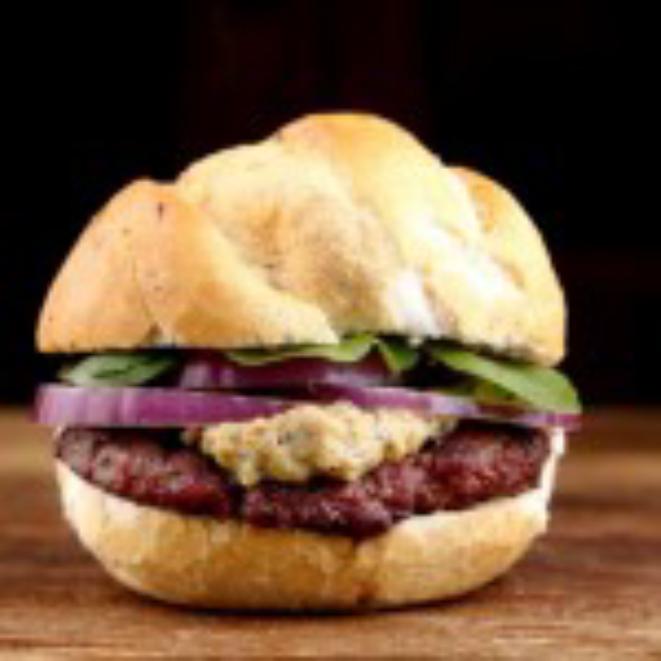 Sanduíche do Celeiro Hamburgueria: pão francês, hambúrguer de picanha, molho gorgonzola, cebola roxa e rúcula. Foto: Guilherme Alves/Divulgação