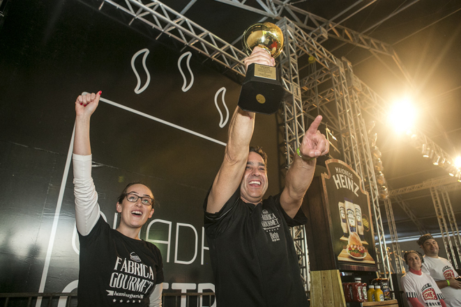 Momento em que a Fábrica Gourmet levantou o troféu de campeã. Foto: Marcelo Andrade / Gazeta do Povo.