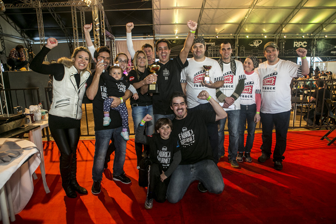 Equipe do food truck Cine Truc (camiseta branca) ficou em segundo lugar. Já a Fábrica Gourmet (camisetas pretas) foi a grande vencedora. Foto: Marcelo Andrade / Gazeta do Povo.